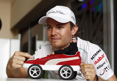 Нико Росберг и машинка в виде кросовка Puma с куклой на Гран-при Бахрейна 2012