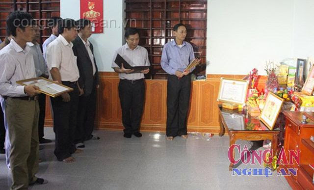 Đoàn công tác Sở GD&ĐT Nghệ An trao Bằng khen của Bộ trưởng truy tặng em Nguyễn Sỹ Phúc