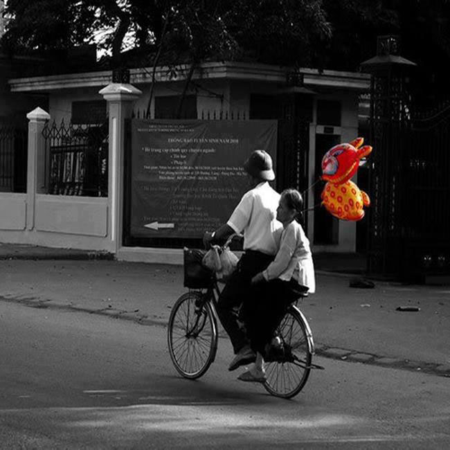 Bộ ảnh tình yêu người già thật đẹp, lãng mạn Ảnh ông chở bà đi mua bong bóng