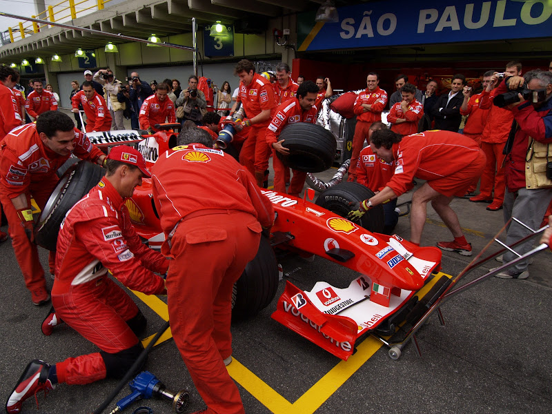 команда Ferrari со своими пилотами тренирует пит-стопы на Гран-при Бразилии 2004