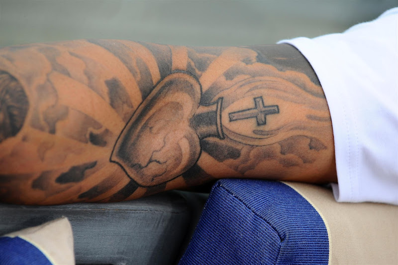 татуировка Льюиса Хэмилтона на правой руке на Гран-при Австралии 2013