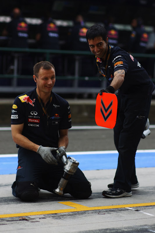 механики Red Bull отрабатывают пит-стопы на Гран-при Венгрии 2011
