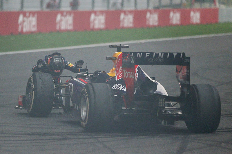 Себастьян Феттель поклоняется своему Red Bull после финиша Гран-при Индии 2013