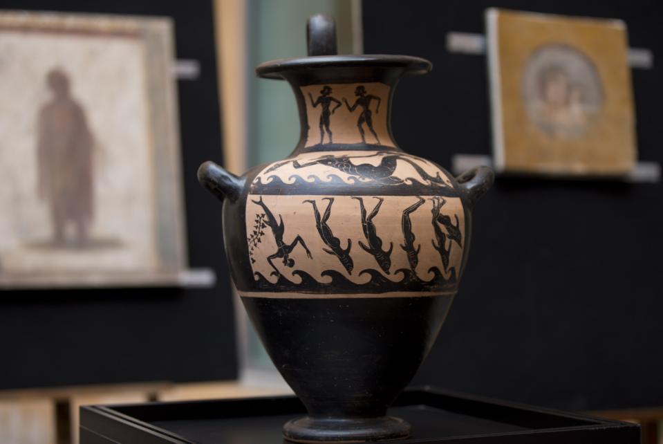 US returns 25 looted artefacts to Italy US returns 25 looted artefacts to Italy