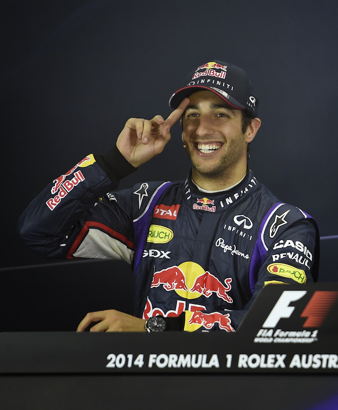 Даниэль Риккардо показывает палец на пресс-конференции после квалификации Гран-при Австралии 2014