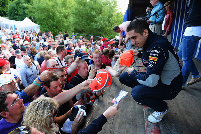 buemi_mclaren_caps_fans_sil13.jpg