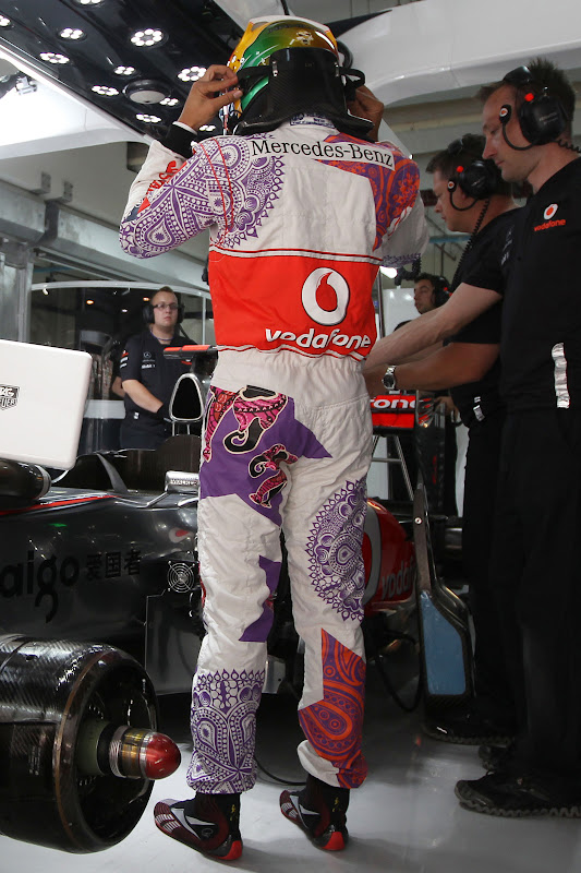 Льюис Хэмилтон в специальном комбинезоне Hugo Boss во время квалификации на Гран-при Индии 2011 - вид сзади