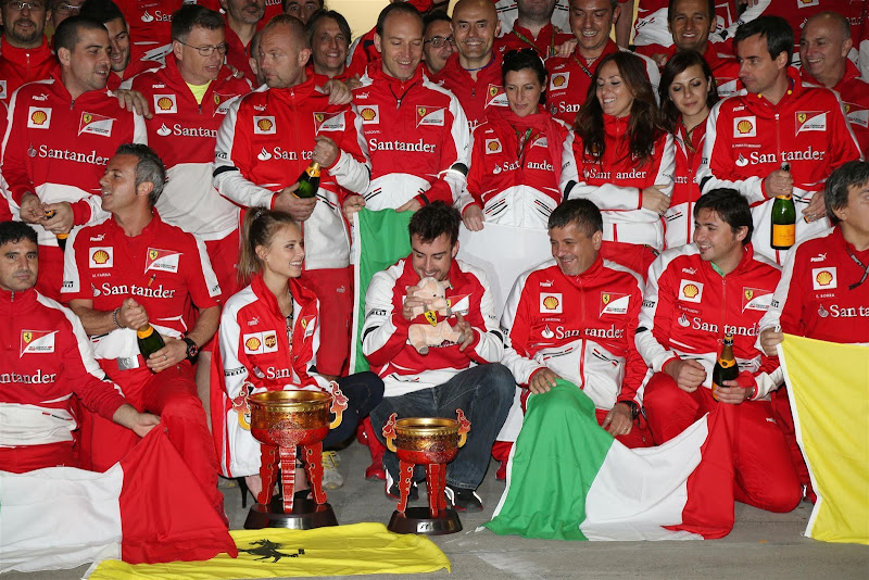 Фернандо Алонсо ловит розовую хрюшку на праздновании победы с командой на Гран-при Китая 2013