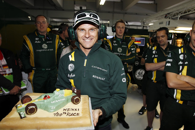 Хейкки Ковалайнен получает торт от Caterham в честь своего 100-ой гонки на Гран-при Германии 2012