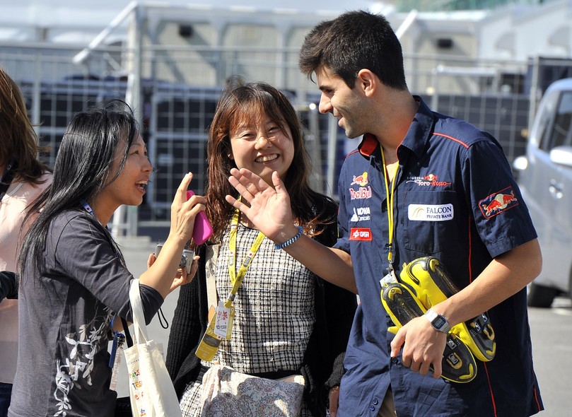 Хайме Альгерсуари со своими болельщиками на Гран-при Японии 2011