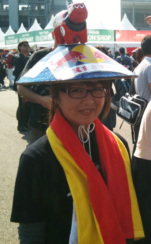 болельщица Red Bull со зверушкой на шляпе на Гран-при Японии 2011