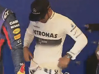 GIF Льюис Хэмилтон жмет руку Себастьяну Феттелю на Гран-при Японии 2013