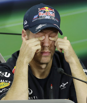 Себастьян Феттель с закрытыми глазами на пресс-конференци Гран-при Кореи 2012