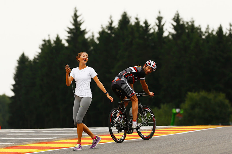 Марк Уэббер на велосипеде и Джессика Мичибата на трассе Спа на Гран-при Бельгии 2013