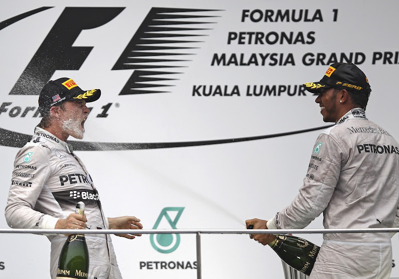 Нико Росберг под шампанским Льюиса Хэмилтона на подиуме Гран-при Малайзии 2014
