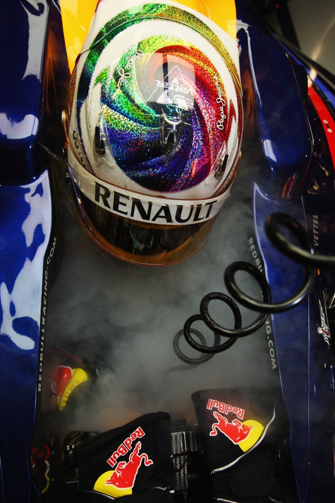 Себастьян Феттель в тумане внутри болида Red Bull на Гран-при Сингапура 2011