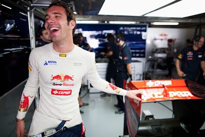 Жан-Эрик Вернь в гараже Toro Rosso на Гран-при Бразилии 2011
