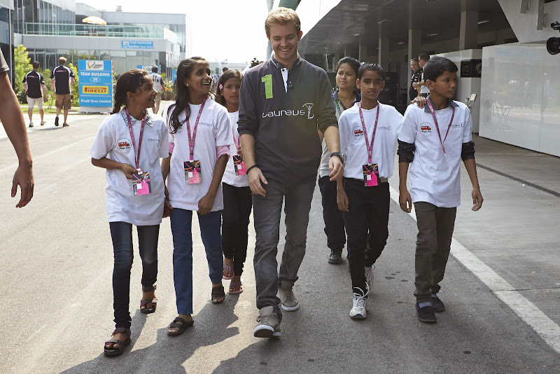 Нико Росберг развлекает детей на Гран-при Индии 2013