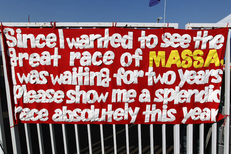 послание болельщиков Фелипе Массы на трибунах Сузуки на Гран-при Японии 2011