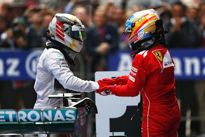 Льюис Хэмилтон и Фернандо Алонсо пожимают руки после финиша гонки на Гран-при Китая 2014