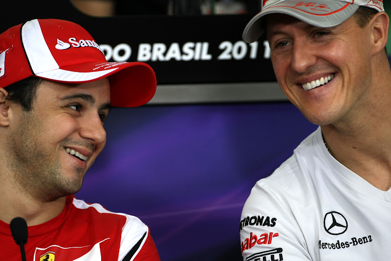 улыбающиеся Фелипе Масса и Михаэль Шумахер на пресс-конференции в четверг на Гран-при Бразилии 2011