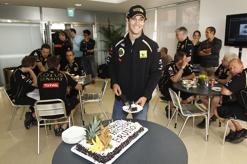 Бруно Сенна отрезает кусочек торта на Гран-при Кореи 2011
