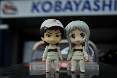 анимешные фигурки Камуи Кобаяши и девушки с серебряными волосами на Гран-при Австралии 2012