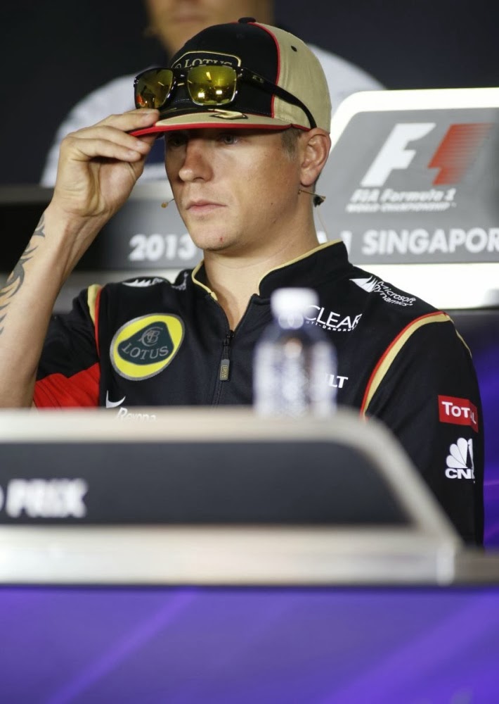 Кими Райкконен поправляет кепку на пресс-конференции в четверг на Гран-при Сингапура 2013