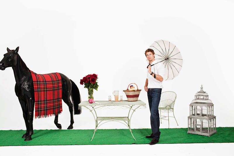 фотосессия Дженсона Баттона с зонтиком и лошадью