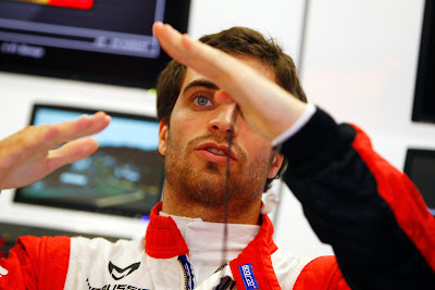 Жером Д'Амброзио жестикулирует или показывает приемы кунг-фу в гараже команды на Гран-при Бельгии 2011