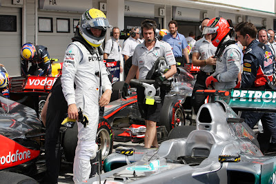 Нико Росберг и Михаэль Шумахер у болида Mercedes GP после квалификации на Гран-при Венгрии 2011
