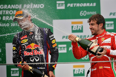 Марк Уэббер под шампанским Фернандо Алонсо на подиуме Гран-при Бразилии 2013