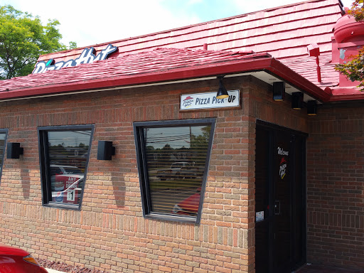 Pizza Restaurant «Pizza Hut», reviews and photos, 613 E Aurora Rd, Macedonia, OH 44056, USA