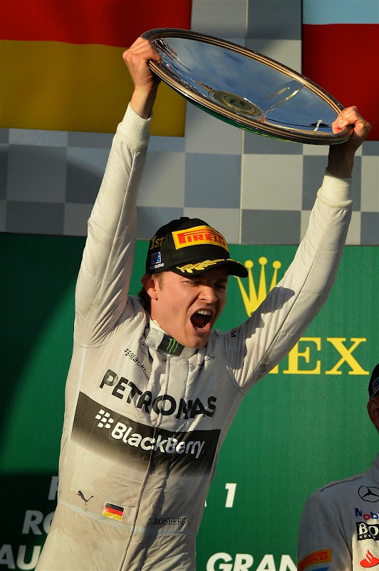 Нико Росберг с победным кубком на подиуме Гран-при Австралии 2014