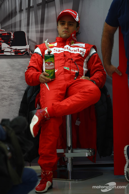 Фелипе Масса сидит в гараже на Гран-при Бельгии 2011