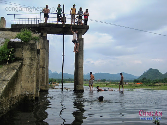 Trò nhảy cầu mạo hiểm của trẻ em ở Môn Sơn, Con Cuông