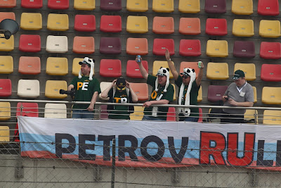 болельщики Виталия Петрова с баннером Petrov Rullez на Гран-при Китая 2012