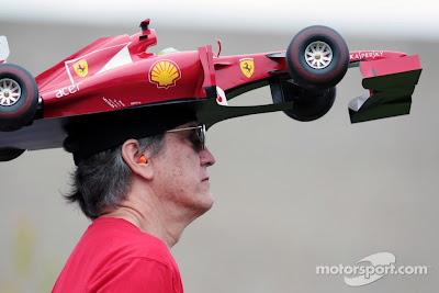 болельщик Ferrari в головном уборе в виде болида на Гран-при Канады 2012