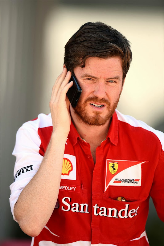 бородатый Роб Смедли разговаривает по телефону на Гран-при Кореи 2013