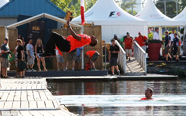 бэкфлип Льюиса Хэмилтона в канал Монреаля после победы на Гран-при Канады 2012
