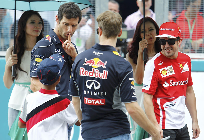 Марк Уэббер и ребенок на параде пилотов Гран-при Малайзии 2013