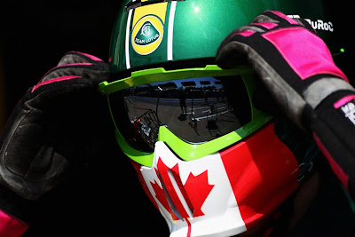 механик примеряет специальную версия шлема для Гран-при Канады 2011