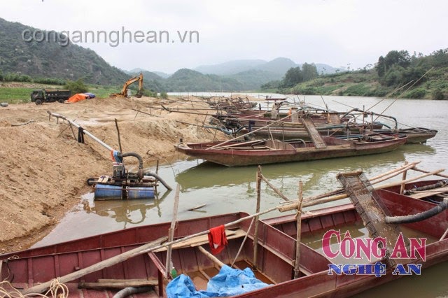 Bãi khai thác cát, sỏi “núp bóng” nông thôn mới tại xóm Diễn Bình, xã Nghĩa Hòa (thị xã Thái Hòa)