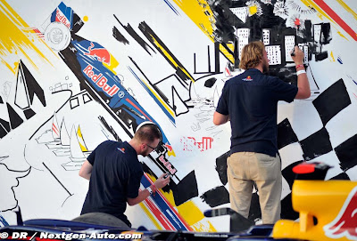 стена в Монте-Карло с рисунками Red Bull на Гран-при Монако 2011