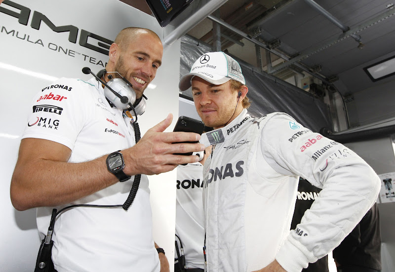Нико Росберг и механик Mercedes с телефоном на Гран-при Кореи 2012