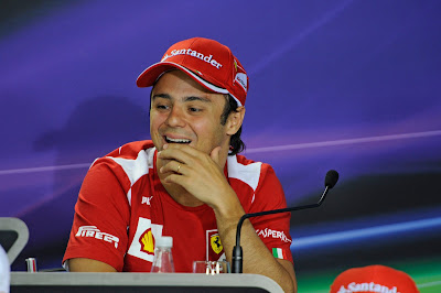 Фелипе Масса смеется на пресс-конференции в четверг на Гран-при Бразилии 2012