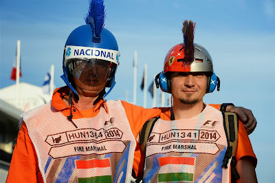 маршалы в оригинальных шлемах на Гран-при Венгрии 2014
