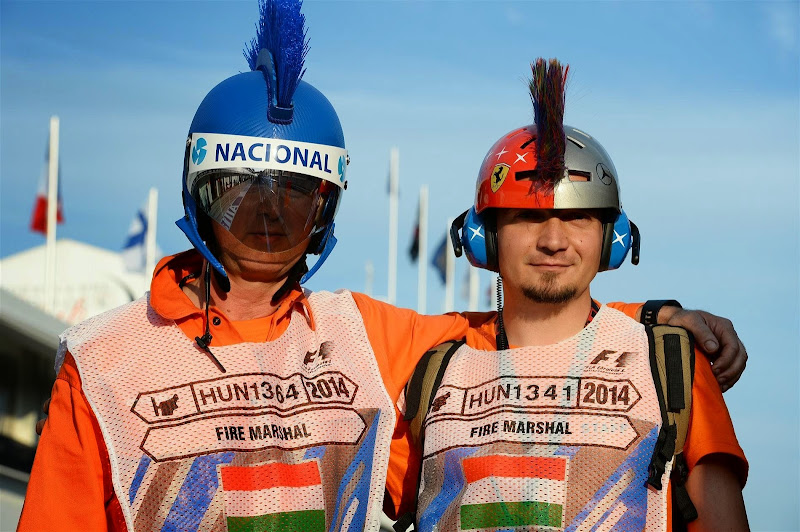 маршалы в оригинальных шлемах на Гран-при Венгрии 2014