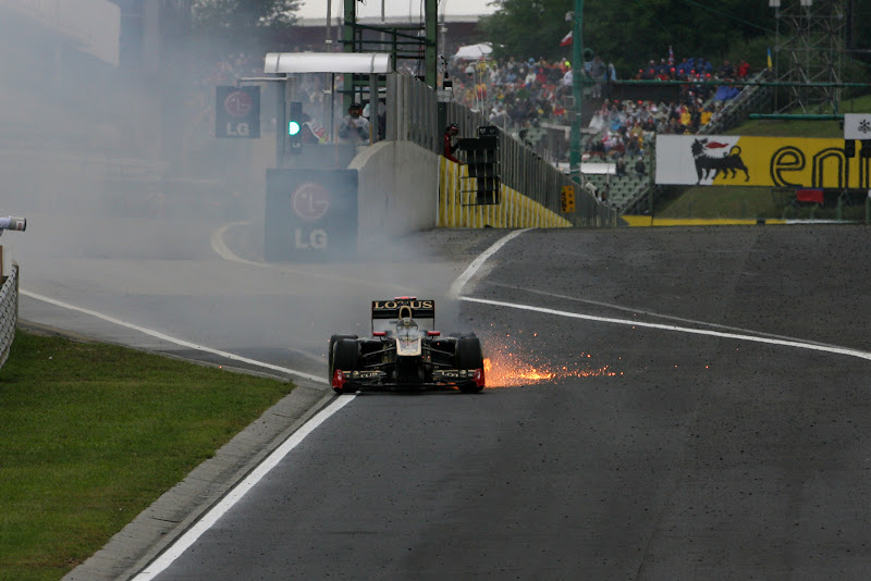 Lotus Renault Ника Хайдфельда искрит после пит-стопа на Гран-при Венгрии 2011
