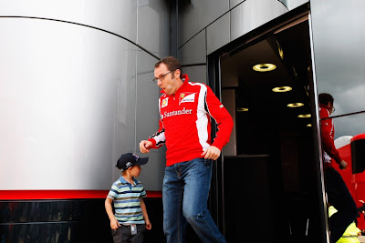 Стефано Доменикали выбегает из моторхоума McLaren на Гран-при Великобритании 2011